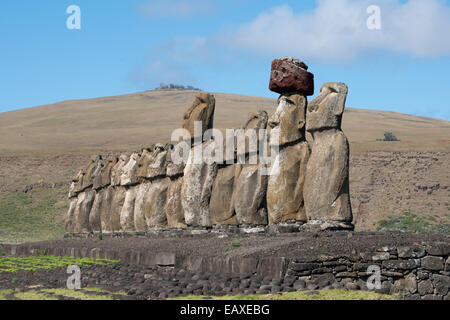 Le Chili, l'île de Pâques, Hanga Nui. Parc national de Rapa Nui, Ahu Tongariki (aka Tonariki). Moi quinze grandes statues. Banque D'Images