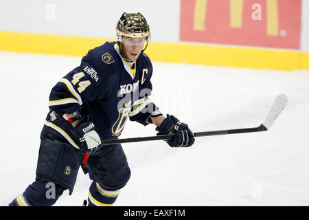 18 novembre 2014 - Espoo, Suomi - Kim Hirschovits de blues au cours de match Ligue de hockey finlandais Lukko vs Blues à Helsinki le 18 novembre 2014. Matti Raivio / Tout sur appuyez sur Banque D'Images