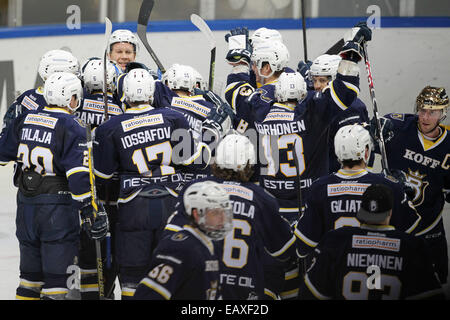 18 novembre 2014 - Espoo, Suomi - Blues célèbrent victoire 2-0 sur Lukko après match Ligue de hockey finlandais Lukko vs Blues à Espoo le 18 novembre 2014. Matti Raivio / Tout sur appuyez sur Banque D'Images