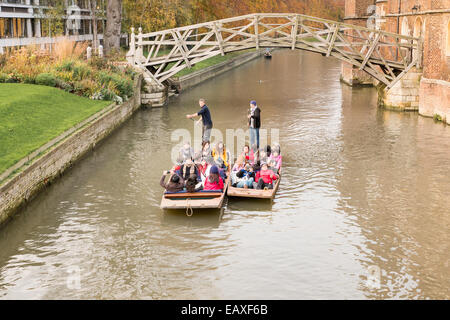 Promenades en barque sur la rivière Cam sous le pont mathématique reliant les deux parties de Queens College, Université de Cambridge, Angleterre. Banque D'Images