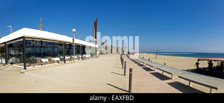 Espagne Catalogne Barcelone activité plage w blue sky Banque D'Images