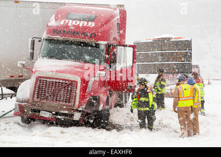 Vail, Colorado - les premiers intervenants d'examiner une mise en portefeuille camion qui bloque les voies en direction ouest de l'Interstate 70. Banque D'Images