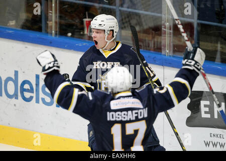 18 novembre 2014 - Espoo, Suomi - Miro Aaltonen Blues de célébrer son but pendant 1-0 match Ligue de hockey finlandais Lukko vs Blues à Espoo le 18 novembre 2014. Matti Raivio / Tout sur appuyez sur Banque D'Images