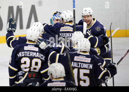 18 novembre 2014 - Espoo, Suomi - Blues célèbrent victoire 2-0 sur Lukko après match Ligue de hockey finlandais Lukko vs Blues à Espoo le 18 novembre 2014. Matti Raivio / Tout sur appuyez sur Banque D'Images