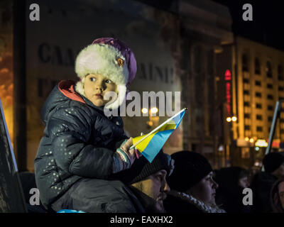 À l'anniversaire le 12 novembre 2014 Euromaidan à Kiev, les Ukrainiens ont prié pour la paix dans leur propre pays. Aujourd'hui, il a été annoncé que le Président Poroshenko a signé un décret conférant les héros des centaines céleste titre de héros de l'Ukraine. 21 Nov, 2014. © Igor Golovniov/ZUMA/Alamy Fil Live News Banque D'Images