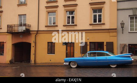 Vilnius,Lituanie. 1959 Cadillac Eldorado dans la vieille ville. Banque D'Images