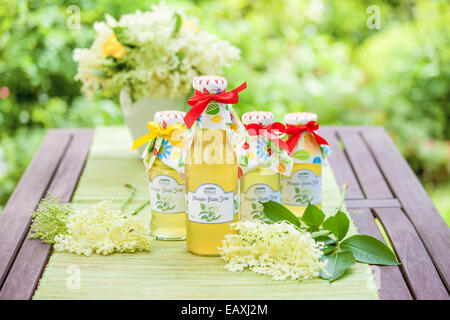 Avec des bouteilles de sirop de sureau dans le jardin Banque D'Images