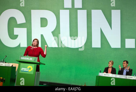 Hambourg, Allemagne. 21 Nov, 2014. Katharina Fegebank (L), grand favori des verts pour l'élection d'état de Hambourg 2015 parle pendant le délégué conférence à Hambourg, Allemagne, 21 novembre 2014. Pendant les trois jours de conférence les bases d'autres participations dans d'autres États ainsi qu'à la confédération en 2017 est prévue. Photo : Axel Heimken/dpa/Alamy Live News Banque D'Images