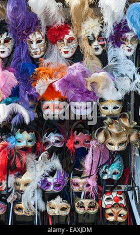 Venise, Italie. Les masques de carnaval sur un étal, pour la vente aux touristes Banque D'Images