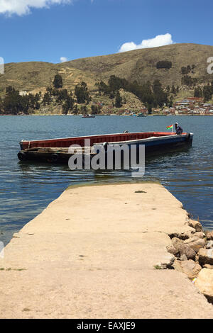 Ferry en bois vide sur le lac Titicaca au détroit de Tiquina en Bolivie Banque D'Images