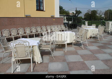 En dentelle blanche style rétro français tables et chaises sur la terrasse ouverte du restaurant Banque D'Images