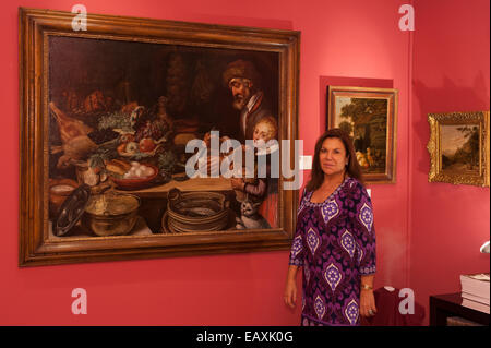 Madrid, Espagne. 20 Nov, 2014. Un marchand d'art Soraya Cartategui dans son stand, Feriarte Art and Antiques Fair, 38e édition, du 15 au 23 novembre 2014, centre IFEMA, Madrid, Espagne. Credit : Emanuele Ciccomartino/Alamy Live News Banque D'Images