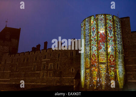 Le Château de Windsor, Berkshire, Royaume-Uni. 21 novembre 2014. Regal images sont projetées sur une des tours du château de Windsor dans le cadre des villes fêtes de Noël. Les projections se poursuivront jusqu'au 6 janvier 2015 Crédit : Ed Brown/Alamy Live News Banque D'Images