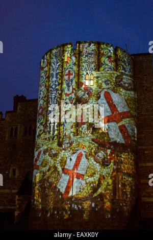 Le Château de Windsor, Berkshire, Royaume-Uni. 21 novembre 2014. Regal images sont projetées sur une des tours du château de Windsor dans le cadre des villes fêtes de Noël. Les projections se poursuivront jusqu'au 6 janvier 2015 Crédit : Ed Brown/Alamy Live News Banque D'Images