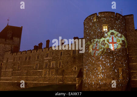 Le Château de Windsor, Berkshire, Royaume-Uni. 21 novembre 2014. Regal images sont projetées sur une des tours du château de Windsor dans le cadre des villes fêtes de Noël. Les projections se poursuivront jusqu'au 6 janvier 2015 Crédit : Ed Brown/Alamy Live News Banque D'Images