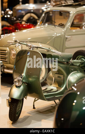 Madrid, Espagne. 20 Nov, 2014. Vintage Vespa et Fiat 600, Pueche automobiles stand, Feriarte art et antiquités Foire, 38e édition, du 15 au 23 novembre 2014, centre IFEMA, Madrid, Espagne. Credit : Emanuele Ciccomartino/Alamy Live News Banque D'Images