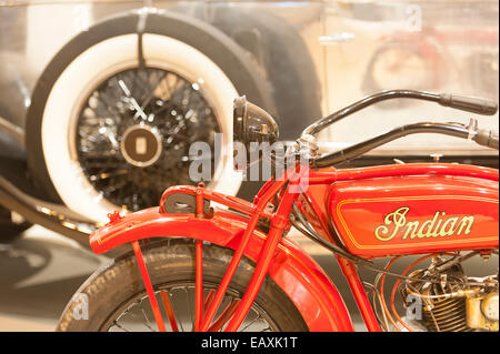 Madrid, Espagne. 20 Nov, 2014. Vintage moto contre une Rolls Royce, Pueche automobiles stand, Feriarte art et antiquités Foire, 38e édition, du 15 au 23 novembre 2014, centre IFEMA, Madrid, Espagne. Credit : Emanuele Ciccomartino/Alamy Live News Banque D'Images