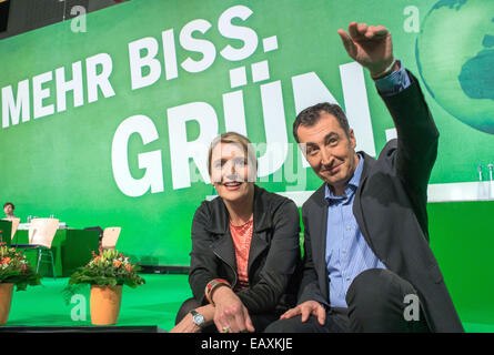 Hambourg, Allemagne. 21 Nov, 2014. Leader du Parti des Verts Simone Peter et Cem Ozdemir pendant le délégué conférence à Hambourg, Allemagne, 21 novembre 2014. Pendant les trois jours de conférence les bases d'autres participations dans d'autres États ainsi qu'à la confédération en 2017 est prévue. Photo : Axel Heimken/dpa/Alamy Live News Banque D'Images