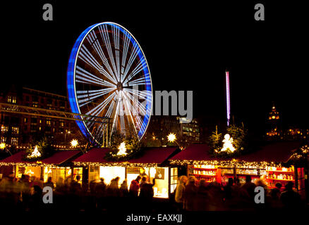 Edinburgh, Ecosse, Royaume-Uni. 21 novembre, 2014. Fête d'Édimbourg et la célébration de Noël a commencé lentement avec l'ouverture de l'étal, et d'autres attractions retardé au-delà de la durée d'ouverture de 17h00, il y a une grande roue dans les jardins de Princes Street et de l'est une patinoire en dessous du Scott Monument et une deuxième patinoire à St Andrew's Square avec un helter skelter, carosel et étals du marché écossais.Ces seront tous ouverts tous les jours jusqu'au 4 janvier 2015. Banque D'Images