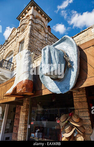 Chapeau de cowboy et d'initialisation de l'extérieur de l'Administration centrale du magasin de chapeaux de Fredericksburg, Texas USA Banque D'Images
