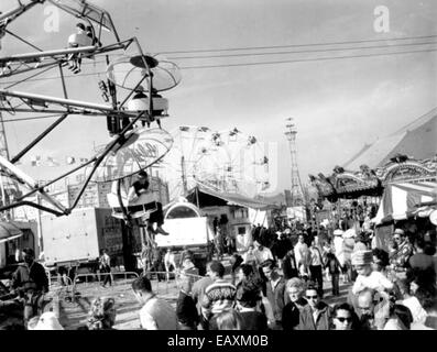 Une scène vibrante de la foire de l'État de Floride à Tampa, représentant des foules appréciant les attractions, la nourriture et les divertissements de l'événement. Banque D'Images
