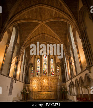 Intérieur de la cathédrale de Brecon 11ème siècle montrant la haute nef voûtée, vitraux retable sculpté et, au Pays de Galles Banque D'Images