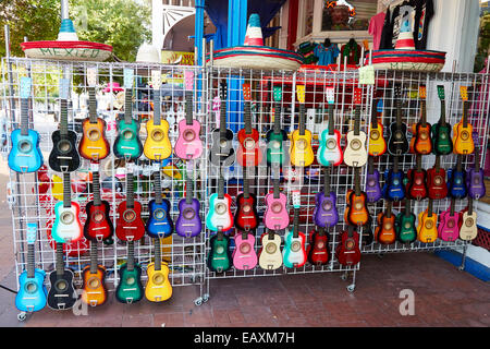 Petites guitares colorées affichées sur un étal, San Antonio, Texas, USA Banque D'Images