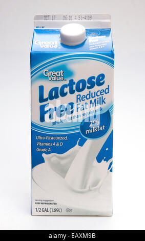 Sans Lactose, carton de lait à teneur réduite en matières grasses contenant 2 % de matière grasse du lait. Banque D'Images