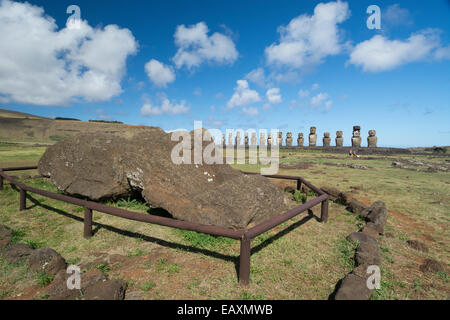 Le Chili, l'île de Pâques, Hanga Nui. Parc national de Rapa Nui, l'ahu Tongariki. Moi sur le sol devant moi quinze grandes statues Banque D'Images