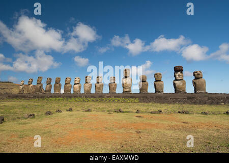 Le Chili, l'île de Pâques, Hanga Nui. Parc national de Rapa Nui, Ahu Tongariki (aka Tonariki). Moi quinze grandes statues. Banque D'Images