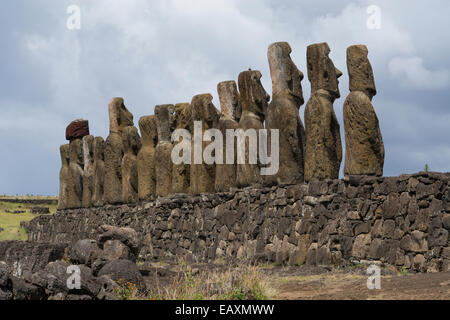 Le Chili, l'île de Pâques, Hanga Nui. Parc national de Rapa Nui, l'ahu Tongariki. Moi quinze grandes statues sur l'ahu. Banque D'Images