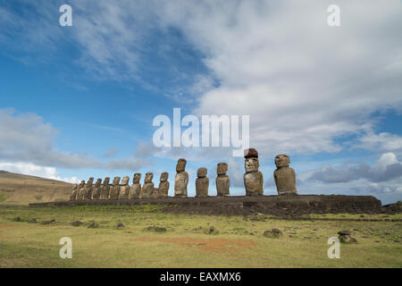 Le Chili, l'île de Pâques, Hanga Nui. Parc national de Rapa Nui, Ahu Tongariki (aka Tonariki). Moi quinze grandes statues. Banque D'Images