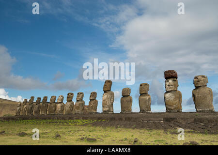 Le Chili, l'île de Pâques, Hanga Nui. Parc national de Rapa Nui, Ahu Tongariki (aka Tonariki). Moi quinze grandes statues. Banque D'Images