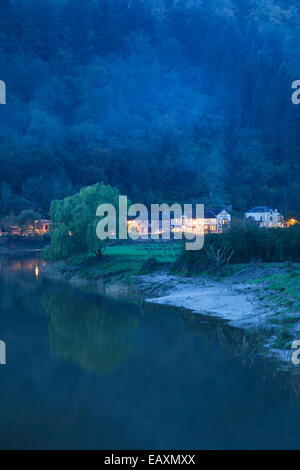 Marée montante sur la rivière Wye au crépuscule en Tintern. Banque D'Images