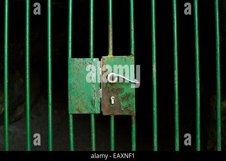 Poignée de porte de Cage, protégeant une entrée d'une grotte. Banque D'Images