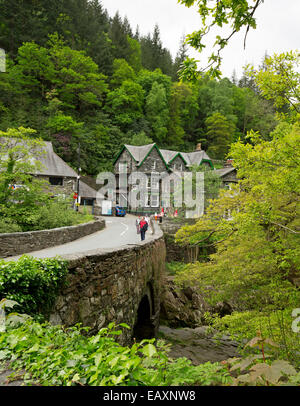 Road & Pont-y-paire pont sur la rivière Llugwy au village gallois de Betws y Coed entouré par la végétation émeraude de woodlands Banque D'Images