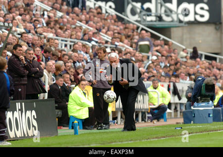 Sir Bobby Robson pratiquer sa technique de bowling pendant que football manager de Newcastle United en 2004 Banque D'Images