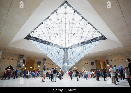 Paris, pyramide inversée dans le centre commercial 'Carrousel du Louvre' avec les gens Banque D'Images