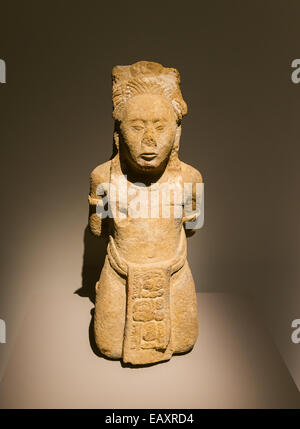 Monument 151 à Tonin, Chiapas, Mexique, représente un prisonnier attaché sculpté dans du calcaire. Ce monument, datant de l'ère classique-récente (600-900 EC), présente des glyphes identifiant le prisonnier comme un 'aj k'uhu'n', une figure religieuse et politique de haut rang. Banque D'Images