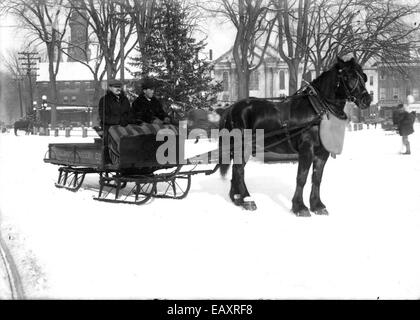 Une image historique d'un pung de livraison d'épicerie (traîneau) à Keene, New Hampshire, utilisé pendant les mois d'hiver pour le transport de marchandises. Le traîneau était courant dans les régions rurales de la Nouvelle-Angleterre au XIXe siècle et au début du XXe siècle, souvent utilisé pour les livraisons dans les villes enneigées. Banque D'Images