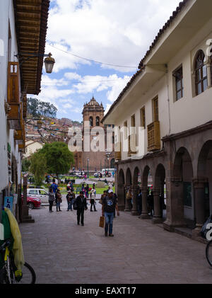 Marcher le long de dei medio vers la plaza de armas, Cusco, Pérou. Banque D'Images