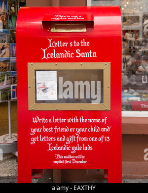 Santa mail box sur Laugavegur Street dans le centre-ville de Reykjavik, Islande Banque D'Images