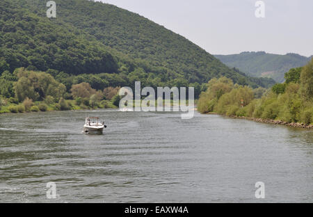 Un cabin cruiser Allemande Katharina sur la Moselle, l'Allemagne. Banque D'Images