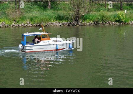 Cabin cruiser sur la Moselle près de Cochem, Allemagne. Banque D'Images