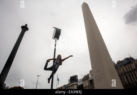 Buenos Aires, Argentine. 21 Nov, 2014. Un pole dancer montre ses compétences en face de l'obélisque de Buenos Ares, l'Argentine, le 21 novembre 2014. Autour de 100 pôle de danseurs seront en compétition ici pour championship dans la finale de l'Argentine et l'Amérique du Sud 2014 Championnat du pôle qui est prévue le 24 novembre. Crédit : Martin Zabala/Xinhua/Alamy Live News Banque D'Images