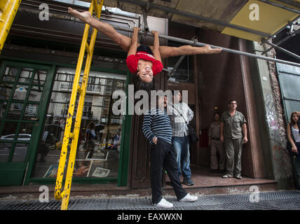 Buenos Aires, Argentine. 21 Nov, 2014. Un pole dancer montre ses compétences sur des échafaudages dans une rue de Buenos Ares, l'Argentine, le 21 novembre 2014. Autour de 100 pôle de danseurs seront en compétition ici pour championship dans la finale de l'Argentine et l'Amérique du Sud 2014 Championnat du pôle qui est prévue le 24 novembre. Crédit : Martin Zabala/Xinhua/Alamy Live News Banque D'Images