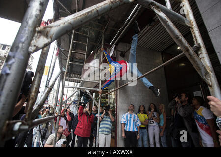 Buenos Aires, Argentine. 21 Nov, 2014. Un pole dancer montre ses compétences sur échafaudages dans une rue de Buenos Ares, l'Argentine, le 21 novembre 2014. Autour de 100 pôle de danseurs seront en compétition ici pour championship dans la finale de l'Argentine et l'Amérique du Sud 2014 Championnat du pôle qui est prévue le 24 novembre. Crédit : Martin Zabala/Xinhua/Alamy Live News Banque D'Images