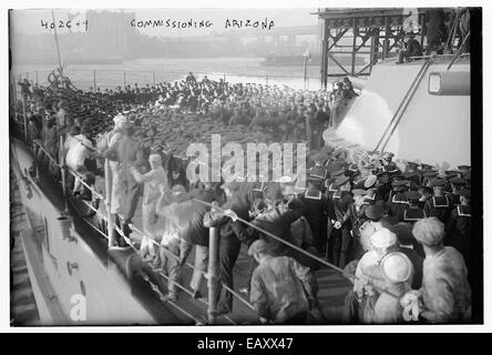 Le *USS Arizona* (BB-39) fut mis en service en 1916 comme cuirassé dans l'US Navy. L'image marque un moment historique de l'histoire navale, soulignant l'importance de la cérémonie de mise en service de ce navire de guerre emblématique. L'USS Arizona deviendra plus tard célèbre pour son naufrage tragique lors de l'attaque de Pearl Harbor en 1941. Banque D'Images