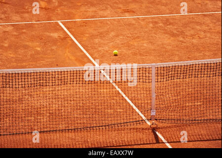 Détail sport avec une cour de tennis en terre battue vide Banque D'Images