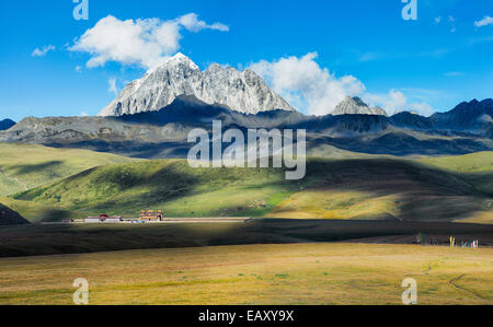 Mont Zhara Lhatse et Jinlong Gompa temple, province du Sichuan, Chine Banque D'Images